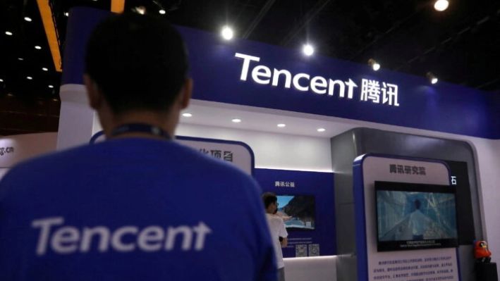 Un miembro del personal hace una pausa en un stand de Tencent en una exposición durante la Conferencia de Internet de China en Beijing, el 13 de julio de 2021. (Tingshu Wang/Reuters)