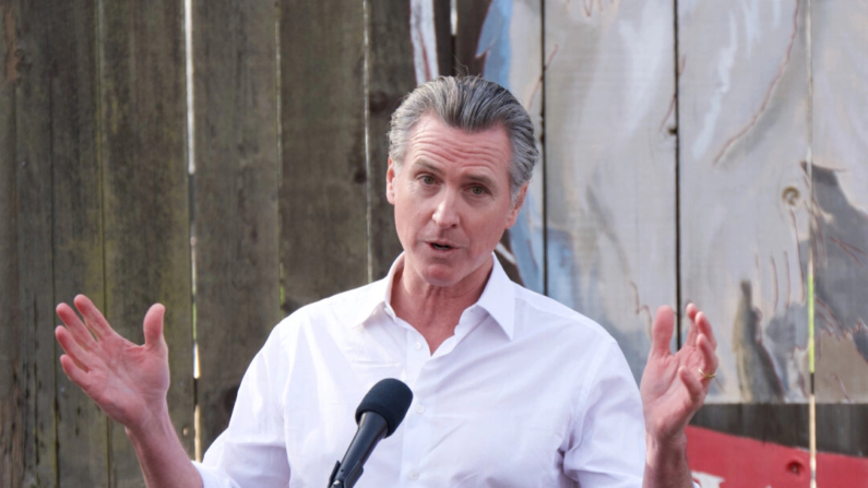 El gobernador de California Gavin Newsom habla con los periodistas en los Davis Ranches de Colusa el 10 de diciembre de 2024. (Travis Gillmore/The Epoch Times)