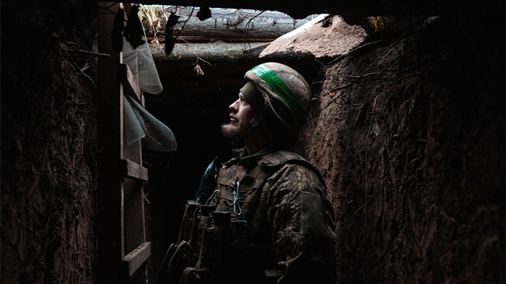 Un soldado de la 13ª Brigada Khartiia en una trinchera durante una tormenta de nieve en Kharkiv, Ucrania, el 6 de diciembre de 2024. (Nikoletta Stoyanova/Getty Images)