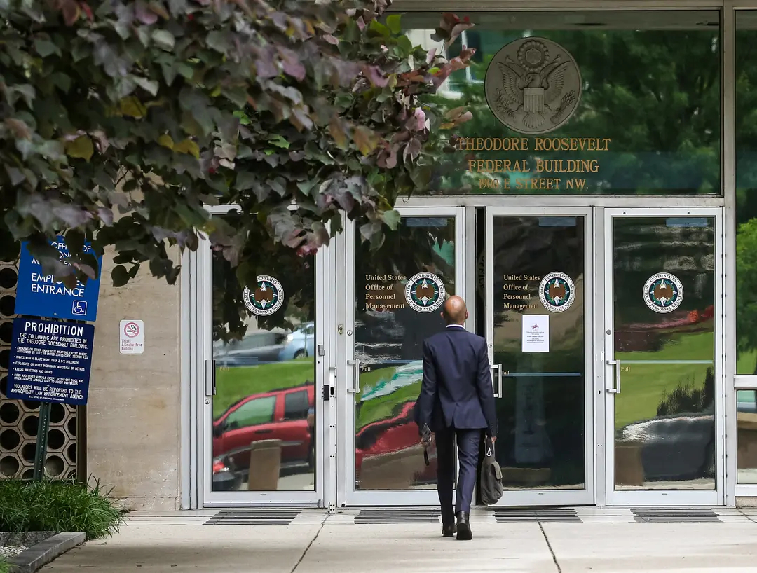 La entrada del edificio federal Theodore Roosevelt que alberga la sede de la Oficina de Gestión de Personal en Washington el 5 de junio de 2015. Los investigadores estadounidenses han dicho que al menos cuatro millones de empleados federales actuales y anteriores podrían haber sufrido el robo de su información personal por parte de piratas informáticos chinos. (Mark Wilson/Getty Images)