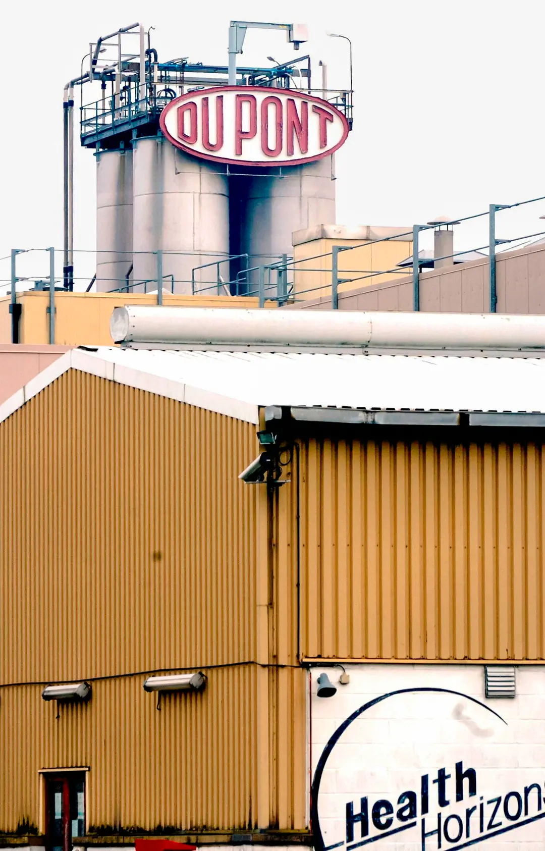 Una planta belga del grupo químico estadounidense DuPont de Nemours en Malinas el 13 de abril de 2004. (Herwig Vergult/AFP vía Getty Images)