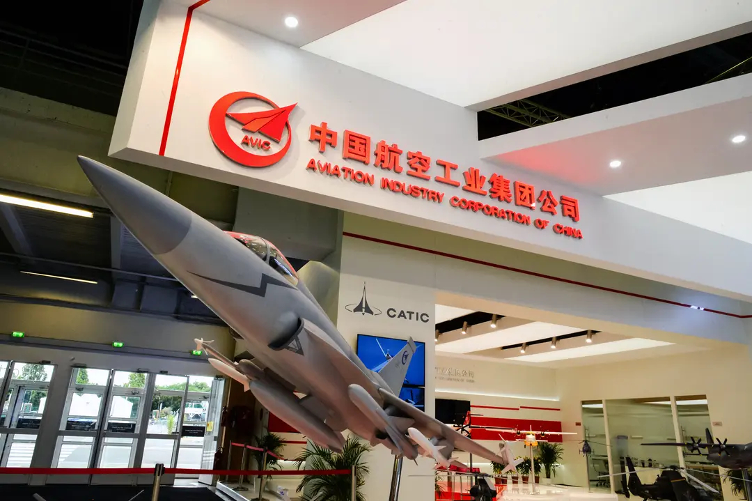 El logotipo de Aviation Industry Corporation of China (AVIC) se ve durante el Salón Aeronáutico Internacional de París en Le Bourget el 25 de junio de 2017. (Eric Piermont/AFP vía Getty Images)