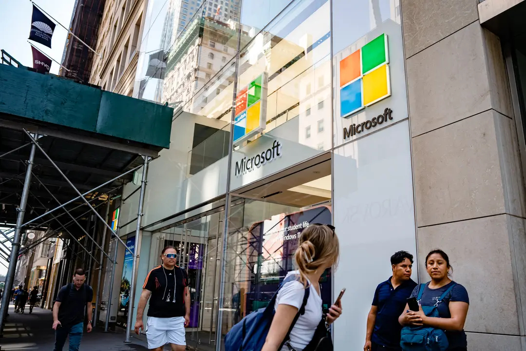 Un grupo de personas pasa por delante de una tienda de Microsoft en Nueva York el 26 de julio de 2023. (Samira Bouaou/The Epoch Times)