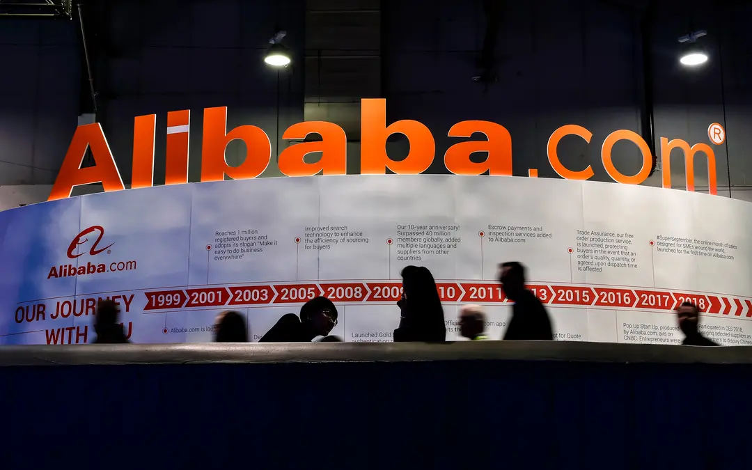 Asistentes pasan junto a un expositor de Alibaba.com en una feria de tecnología de consumo en el Centro de Convenciones de Las Vegas en Las Vegas el 8 de enero de 2019. (David Becker/Getty Images)