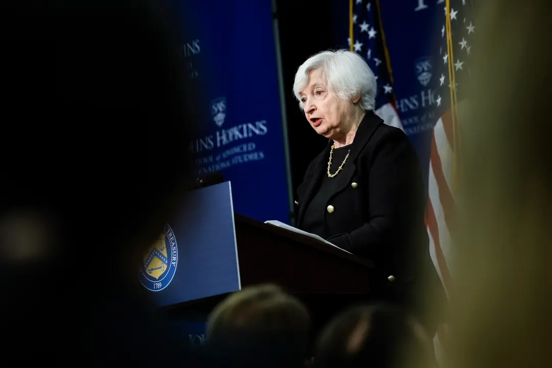 La secretaria del Tesoro, Janet Yellen, pronuncia un discurso en la Escuela de Estudios Internacionales Avanzados de la Universidad Johns Hopkins, en Washington, el 20 de abril de 2023. (Anna Moneymaker/Getty Images)