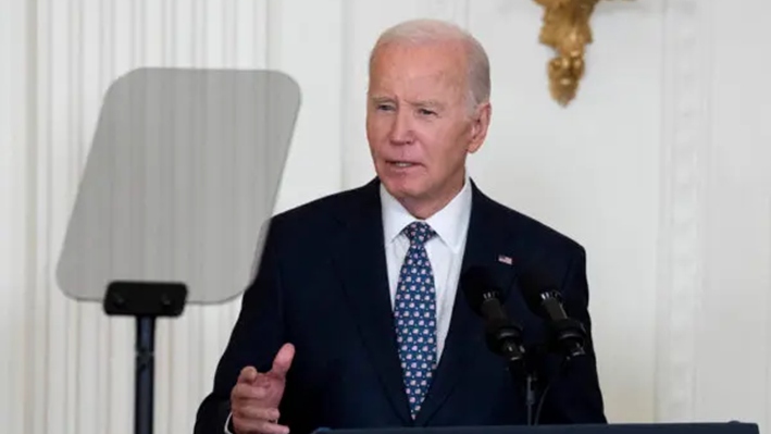 El presidente estadounidense Joe Biden pronuncia un discurso en la ceremonia de entrega de la Medalla de Honor en la Sala Este de la Casa Blanca, en Washington, el 3 de enero de 2025. (Chris Kleponis/AFP vía Getty Images)