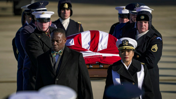 El féretro envuelto en la bandera del ex presidente Jimmy Carter es transportado por una guardia de honor militar de servicios conjuntos de camino al Capitolio de EE. UU., en la Base Conjunta Andrews, Maryland, el 7 de enero de 2025. (York Du/The Epoch Times)