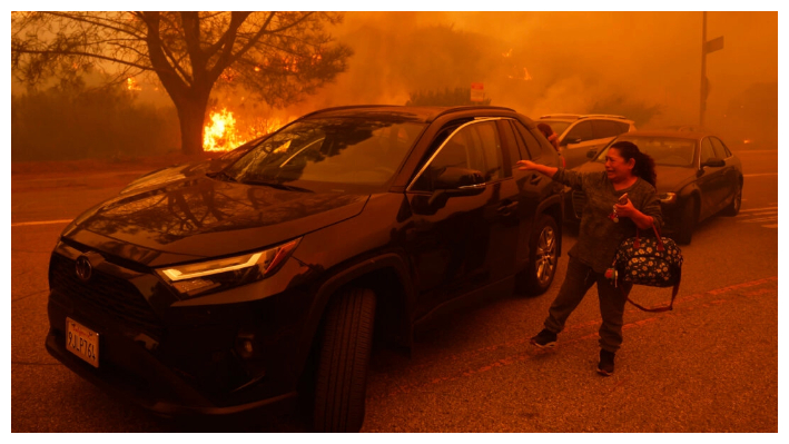 Una mujer llora mientras el incendio de Palisades avanza en el barrio de Pacific Palisades, en Los Ángeles, el 7 de enero de 2025. (Etienne Laurent/Foto AP)