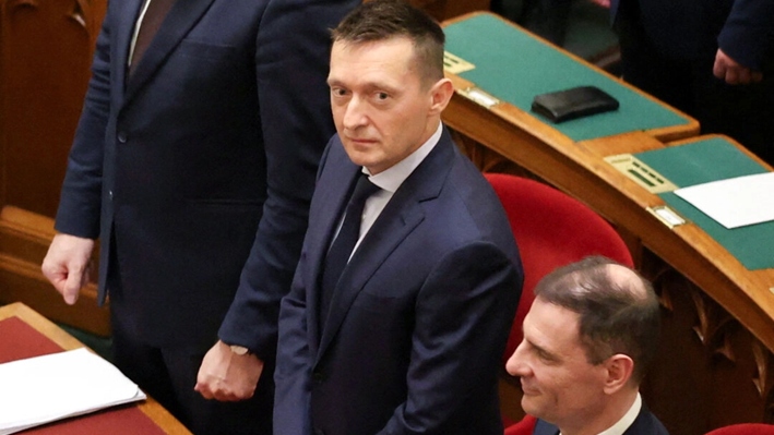 Antal Rogan, ministro jefe del gabinete, mientras el recién elegido presidente húngaro Tamas Sulyos toma juramento en el edificio del parlamento en Budapest, Hungría, el 26 de febrero de 2024. (Bernadett Szabo/Reuters)