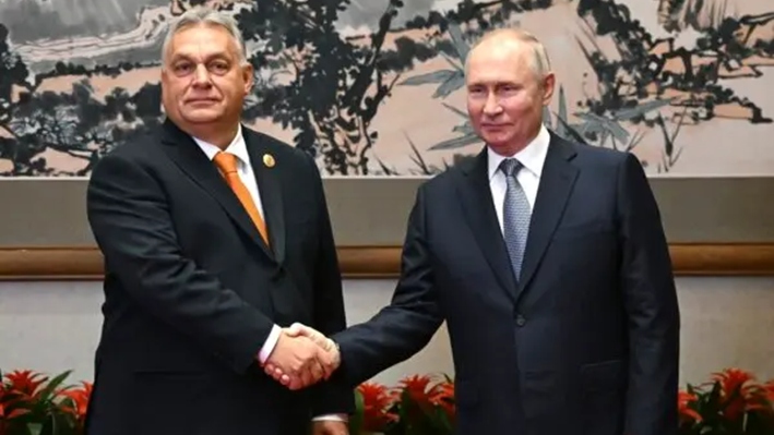 El presidente ruso, Vladímir Putin (der.), y el primer ministro húngaro, Viktor Orban, posan para una foto antes de sus conversaciones al margen del Foro de la Franja y la Ruta, en Beijing, el 17 de octubre de 2023. (Grigory Sysoyev/Sputnik, Kremlin Pool Photo vía AP)