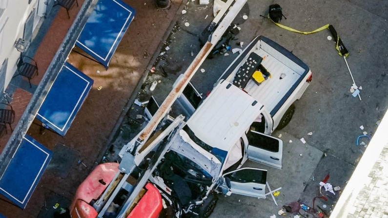 Una bandera negra enrollada del ISIS yace en la parte trasera de una camioneta Ford que fue conducida contra una multitud, matando al menos a 14 personas, en la calle Bourbon de Nueva Orleans el 1 de enero de 2025. (Gerald Herbert, Matthew Hinton/AP)