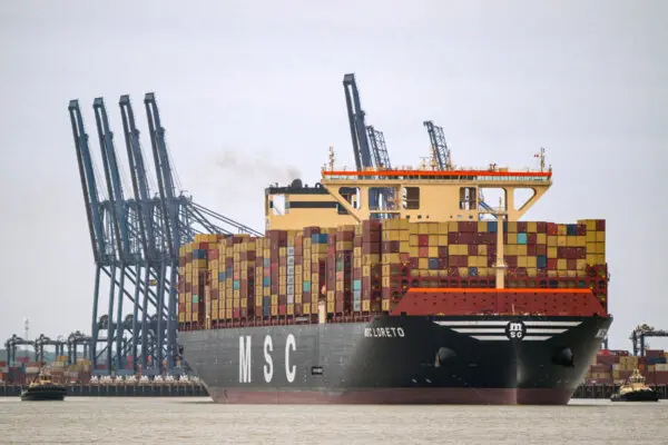 El buque de carga más grande del mundo, MSC Loreto, sale del puerto de Felixstowe en Suffolk, Inglaterra, el 2 de junio de 2023. (Joe Giddens/PA Wire)