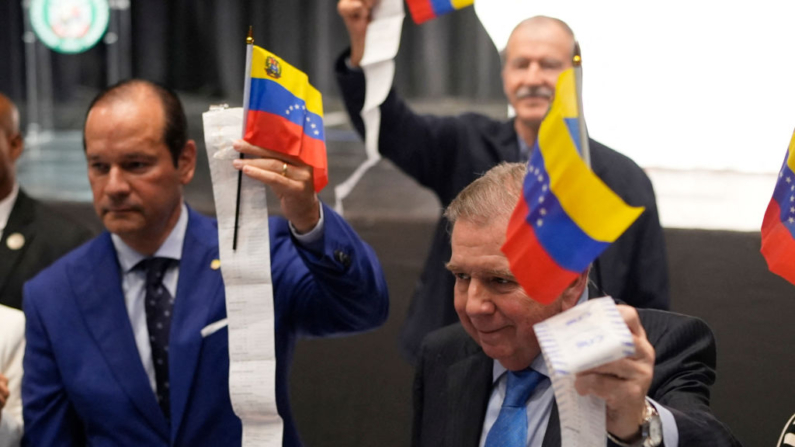 El líder opositor venezolano Edmundo González Urrutia (d) y el canciller panameño Javier Martínez Acha muestran los registros de votación durante el Acto de Reafirmación de la Democracia con Venezuela en el centro de convenciones Atlapa en la Ciudad de Panamá (Panamá) el 8 de enero de 2025. (Arnulfo Franco/AFP vía Getty Images)