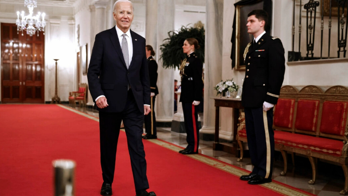 El presidente Joe Biden entra en la Sala Este para la ceremonia de entrega de la Medalla Presidencial al Ciudadano en la Casa Blanca el 2 de enero de 2025, en Washington. (Chip Somodevilla/Getty Images)