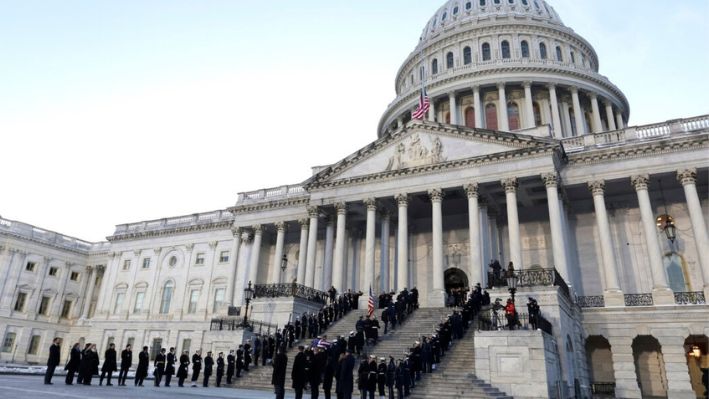 Un equipo militar de servicios conjuntos lleva el ataúd del expresidente Jimmy Carter envuelto en la bandera por las escaleras hacia el Capitolio de los Estados Unidos en Washington, el 7 de enero de 2025. (Evelyn Hockstein/Pool vía AP)