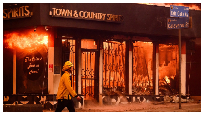 Un bombero pasa junto a una licorería en llamas durante el incendio de Eaton en la zona de Altadena, en el condado de Los Ángeles, California, el 8 de enero de 2025. (Josh Edelson/AFP vía Getty Images)
