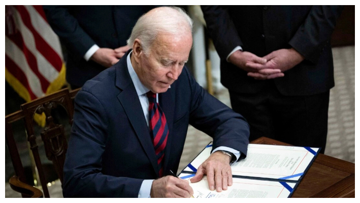 El presidente Joe Biden firma una resolución en Washington el 2 de diciembre de 2022. (Brendan Smialowski/AFP vía Getty Images)