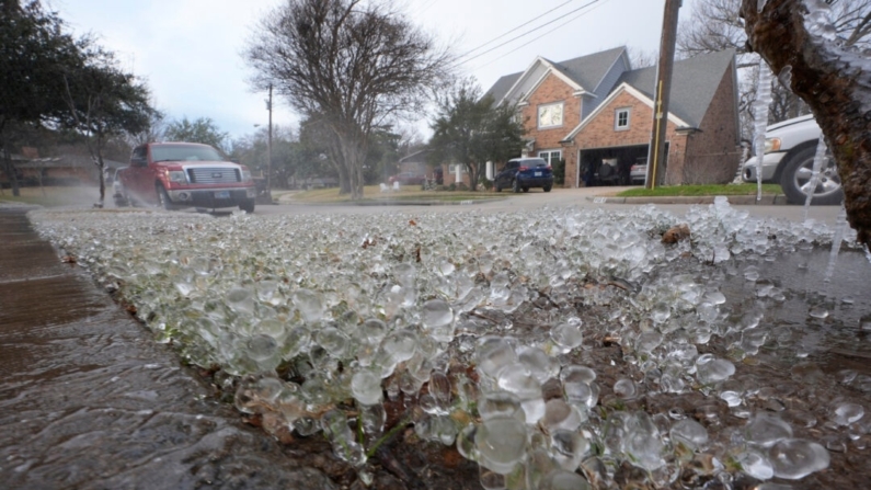 Las bajas temperaturas crean hielo en la hierba antes de una tormenta de invierno que se espera que golpee la región del norte de Texas en Richardson, Texas, el 8 de enero de 2025. (LM Otero/Foto AP)