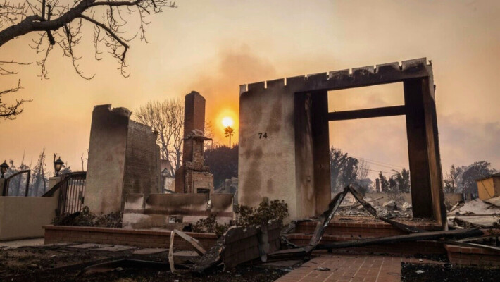 Casas y negocios dañados por el incendio Palisades cerca de Los Ángeles, California, el 8 de enero de 2025. (John Fredricks/The Epoch Times)