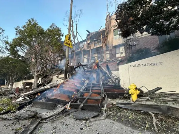 Los incendios en el condado de Los Ángeles amenazan vidas, 40,000 hogares y negocios el 8 de enero de 2025. (John Fredricks/The Epoch Times)