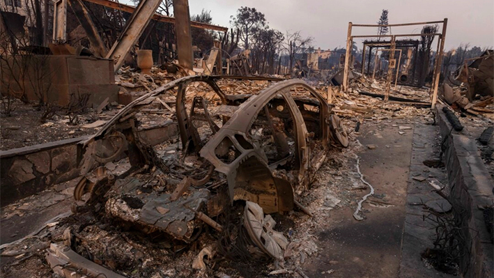 Incendios de Los Ángeles ponen al límite a los bomberos y los críticos culpan a la política del gobierno