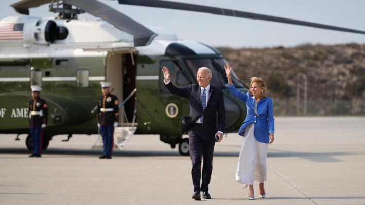 El presidente Joe Biden y la primera dama Jill Biden saludan mientras caminan para abordar el Air Force One en el Aeropuerto Internacional de Los Ángeles en Los Ángeles el 8 de enero de 2025. (Stephanie Scarbrough/Foto AP).