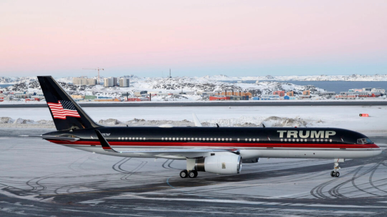 Un avión con Donald Trump Jr. llega a Nuuk, Groenlandia, el 7 de enero de 2025. (Emil Stach/Ritzau Scanpix vía Reuters)