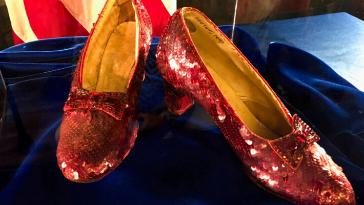 Las zapatillas ruby que una vez usó Judy Garland en "El mago de Oz", se muestran en una conferencia de prensa, en la oficina del FBI en Brooklyn Center, Minnesota, el 4 de septiembre de 2018. (Jeff Baenen/Foto AP)