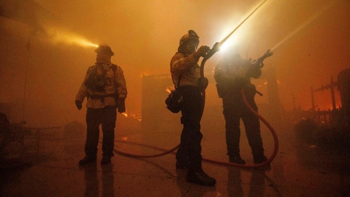 Los bomberos combaten el incendio de Eaton en Altadena, California, el 8 de enero de 2025. (Ethan Swope/AP Photo)