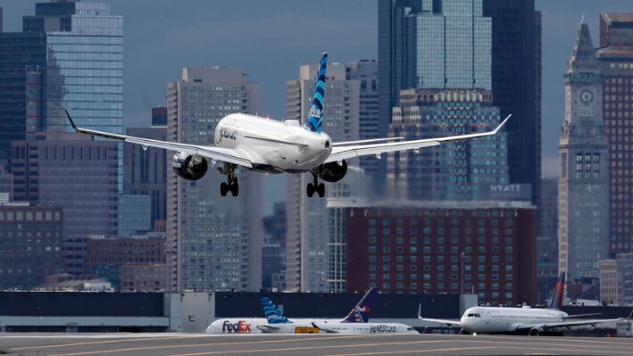 Un avión de JetBlue aterriza en el Aeropuerto Internacional Logan de Boston el 26 de enero de 2023. (Michael Dwyer/Foto AP).