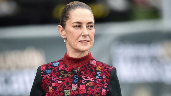 La presidenta mexicana, Claudia Sheinbaum, asiste a un desfile militar en conmemoración del 114 aniversario de la Revolución Mexicana en la plaza del Zócalo de la Ciudad de México, el 20 de noviembre de 2024. (Rodrigo Oropeza/AFP vía Getty Images)