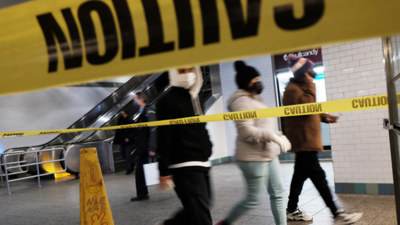 Personas caminan por una estación de metro en Manhattan el 19 de enero de 2022 en la ciudad de Nueva York. (Spencer Platt/Getty Images)