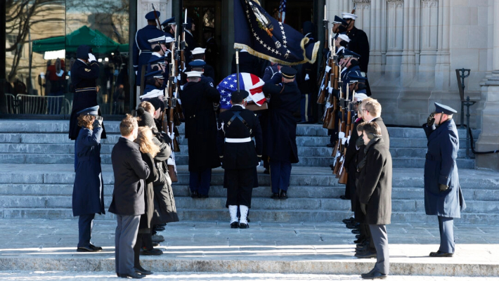 Los portadores del cuerpo de las fuerzas armadas estadounidenses llevan el ataúd con los restos del expresidente estadounidense Jimmy Carter por las escaleras de la Catedral Nacional de Washington para su funeral de estado el 9 de enero de 2025. (Anna Moneymaker/Getty Images)