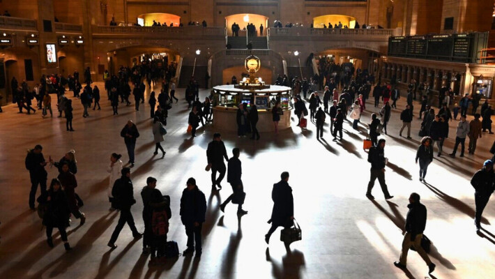 Los viajeros caminan a través de la brillante luz del sol de la mañana que entra por las ventanas en la Terminal Grand Central en la ciudad de Nueva York, el 11 de marzo de 2019. (Timothy A. Clary/AFP vía Getty Images)