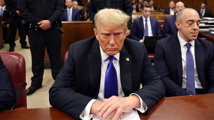 El presidente electo Donald Trump sentado en la sala de la Corte Criminal de Manhattan en la ciudad de Nueva York, el 30 de mayo de 2024. (Michael M. Santiago/Getty Images)