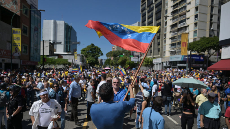 Un manifestante ondea una bandera venezolana durante una protesta convocada por la oposición en vísperas de la investidura presidencial en Caracas (Venezuela) el 9 de enero de 2025. (Juan Barreto/AFP vía Getty Images)