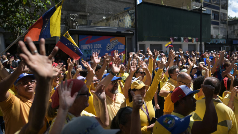 Manifestantes levantan las manos durante una protesta convocada por la oposición en vísperas de la toma de posesión presidencial en Caracas, Venezuela, el 9 de enero de 2025. (Juan Barreto/AFP vía Getty Images)