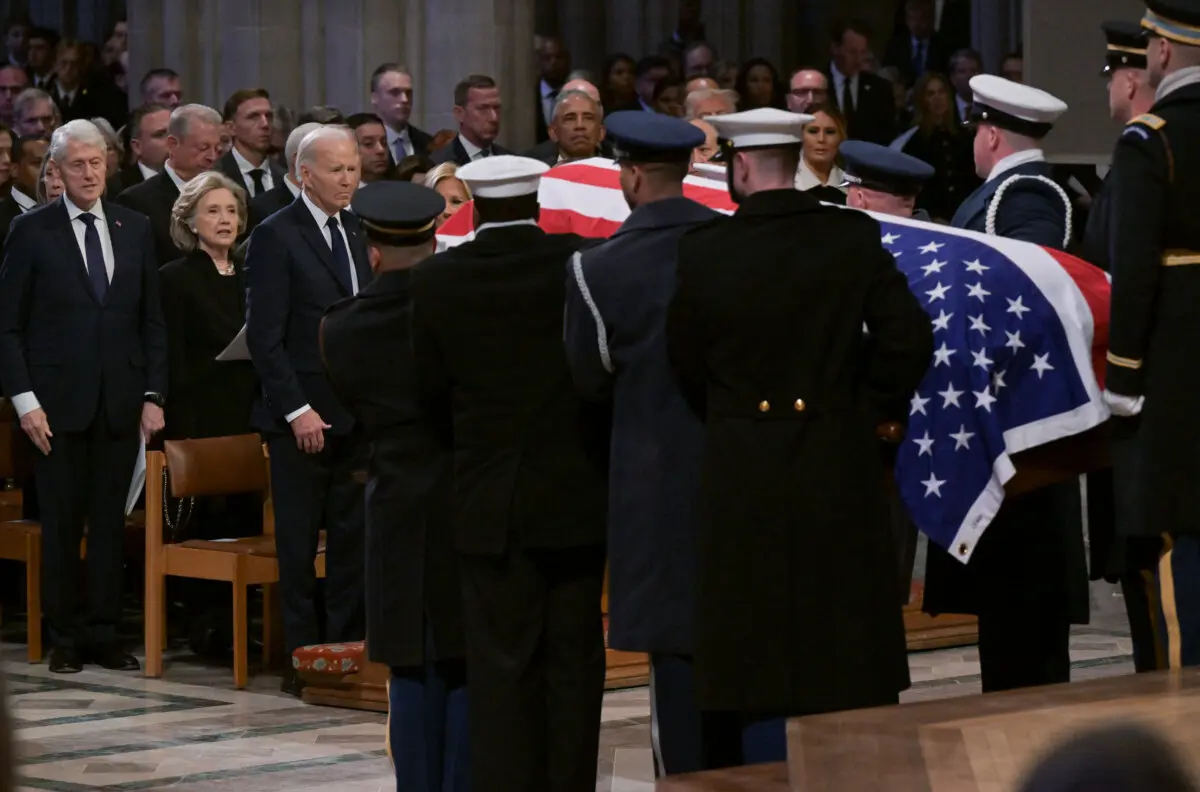 El expresidente Bill Clinton, la ex secretaria de Estado Hillary Clinton y el presidente Joe Biden observan el traslado del féretro del expresidente Jimmy Carter al final de su funeral de Estado en la Catedral Nacional el 9 de enero de 2025. (Ricky Carioti/AFP vía Getty Images)