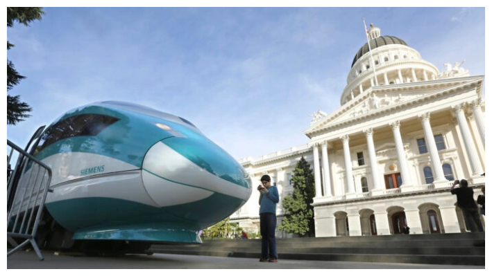 Una maqueta a escala real de un tren de alta velocidad se muestra en el Capitolio en Sacramento, California, el 26 de febrero de 2015. (Rich Pedroncelli/Foto AP)