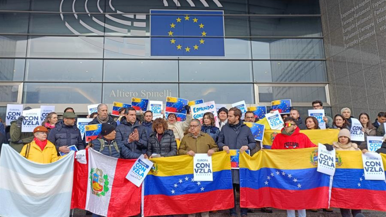 La delegación del conservador Partido Popular en el Parlamento Europeo se concentró el 9 de enero de 2025 con un grupo de venezolanos residentes en Bélgica frente a la sede de la Eurocámara para reclamar que el líder opositor, Edmundo González Urrutia, pueda asumir mañana la presidencia de Venezuela y que Europa reaccione unida a lo que tildaron de "golpe antidemocrático". EFE/ Laura Zornoza