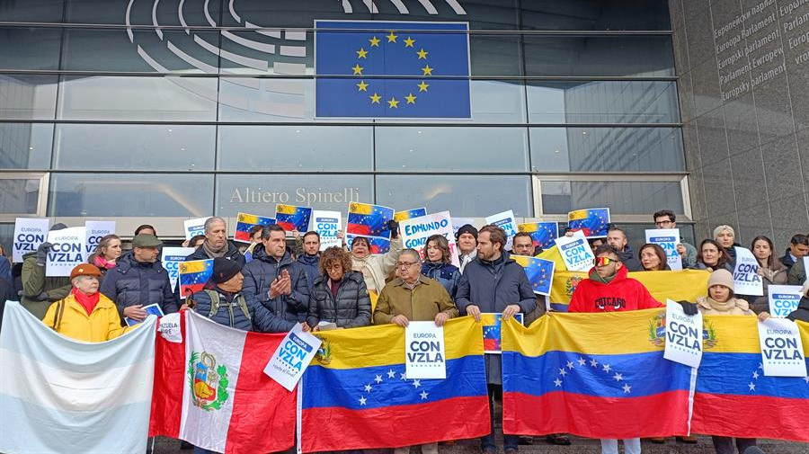 El PP español se concentra con venezolanos frente Eurocámara en apoyo de Edmundo González