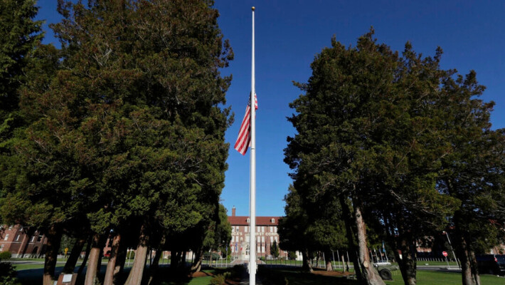 La asta principal de la bandera frente a la sede del Cuerpo I del Ejército de los Estados Unidos en la Base Conjunta Lewis-McChord, al sur de Tacoma, Washington, cuelga a media asta, el 5 de diciembre de 2018. (Ted S. Warren/Foto AP)