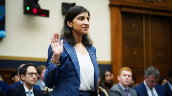 Lina Khan, presidenta de la Comisión Federal de Comercio, testifica ante el Comité Judicial de la Cámara de Representantes en Washington, el 13 de julio de 2023. (Madalina Vasiliu/The Epoch Times)