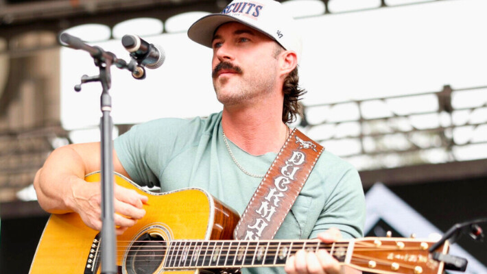 Riley Green actúa en el escenario durante Daytime Village en el 2024 iHeartCountry Festival en Austin, Texas, el 4 de mayo de 2024. (Jason Kempin/Getty Images para iHeartRadio)