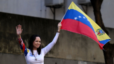 María Corina Machado reaparece en una protesta en Caracas