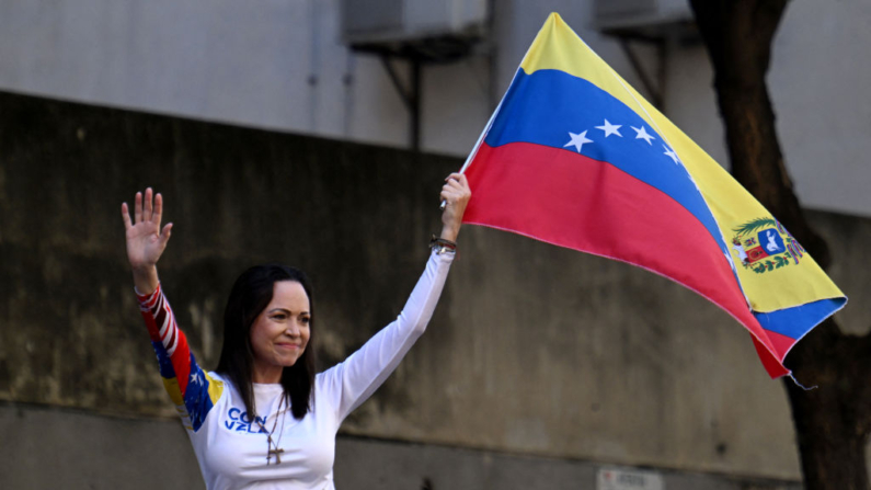 La líder opositora venezolana, María Corina Machado, ondea una bandera nacional durante una protesta convocada por la oposición en vísperas de la toma de posesión presidencial, en Caracas (Venezuela), el 9 de enero de 2025. (Juan Barreto/AFP vía Getty Images)