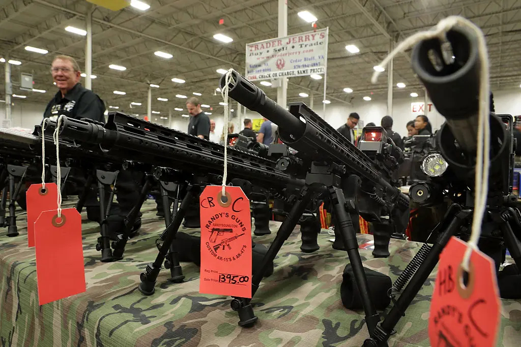 Rifles AR-15 fueron exhibidos durante el Nation's Gun Show el 18 de noviembre de 2016, en Dulles Expo Center en Chantilly, Va. (Alex Wong/Getty Images)