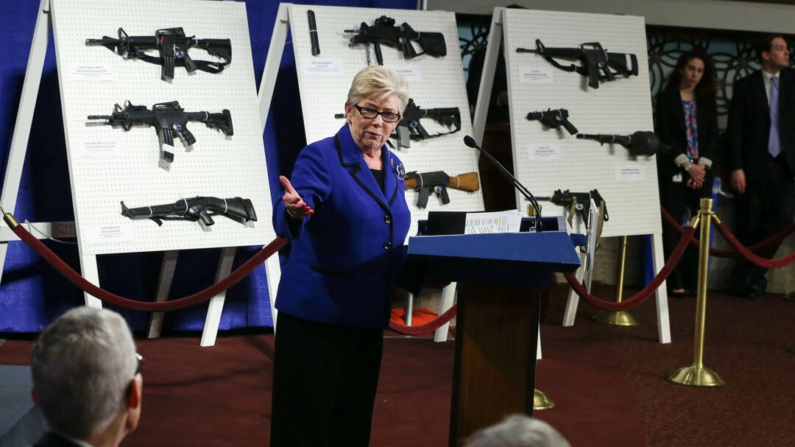 La representante demócrata Carolyn McCarthy habla junto a una muestra de armas de asalto durante una rueda de prensa el 24 de enero de 2013, en el Capitolio en Washington. (Alex Wong/Getty Images)