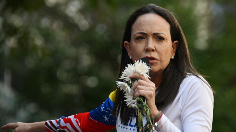 La líder opositora venezolana, María Corina Machado, se dirige a sus partidarios durante una protesta convocada por la oposición en vísperas de la toma de posesión presidencial en Caracas el 9 de enero de 2025. (Federico Parra/AFP vía Getty Images)