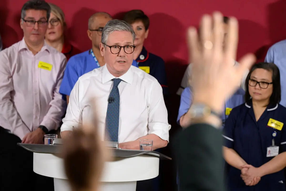 El primer ministro británico, Sir Keir Starmer, responde a las preguntas de los medios de comunicación durante una visita al Centro Ortopédico Electivo del Hospital de Epsom, en Epsom, Inglaterra, el 6 de enero de 2025. (Leon Neal/Getty Images)